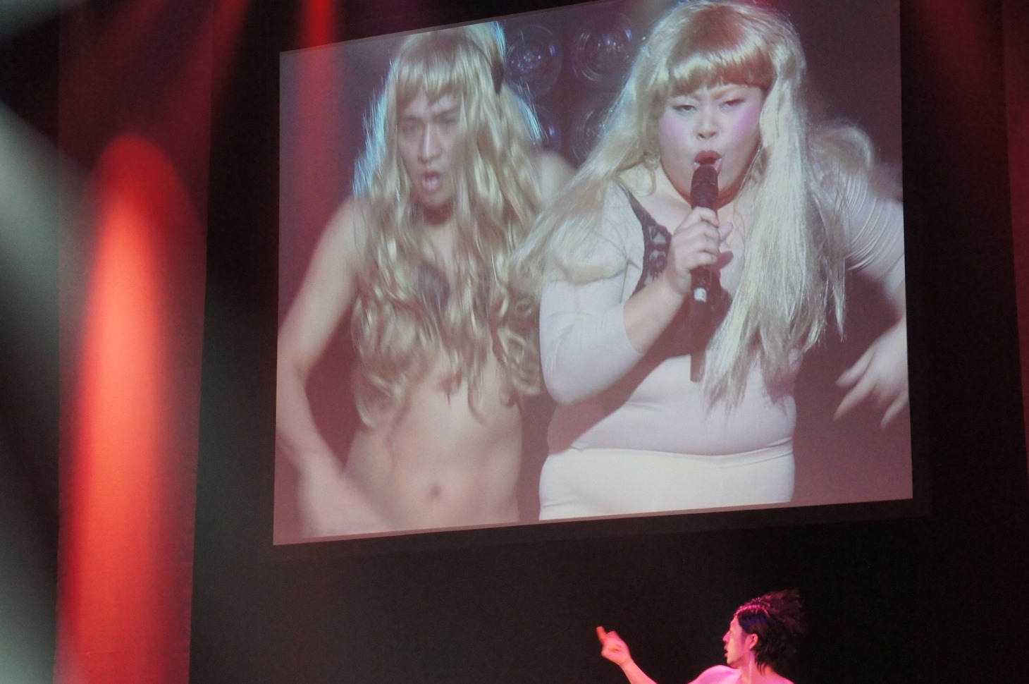「ザ・完コピショー」で御茶ノ水男子・おもしろ佐藤と渡辺直美が繰り出した「レディー・ガガ」。