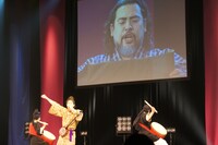 「笑いなしオンステージ」で「エイサー節」を披露する沖縄芸人たち。