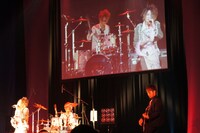 「笑いなしオンステージ」で、エンドウコウキがボーカル、御茶ノ水男子・しいはしがドラムを務めるビジュアル系バンドがお披露目された。