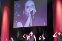 「ing芸人プロデュースショー」。KABUTOのメドレーで美声を披露するトレンディエンジェル斎藤。