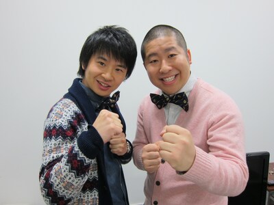 2012年1月3日（火）放送のバラエティ番組「強烈ドリーマー応援バラエティ『ウワサの夢中人』｣（日本テレビ）に出演するオードリー若林、ハライチ澤部。若林の提案でM-1グランプリのポージング。