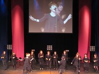 女性芸人たちによるアカペラ。指揮はあげはのキャンディ畑あめ子。