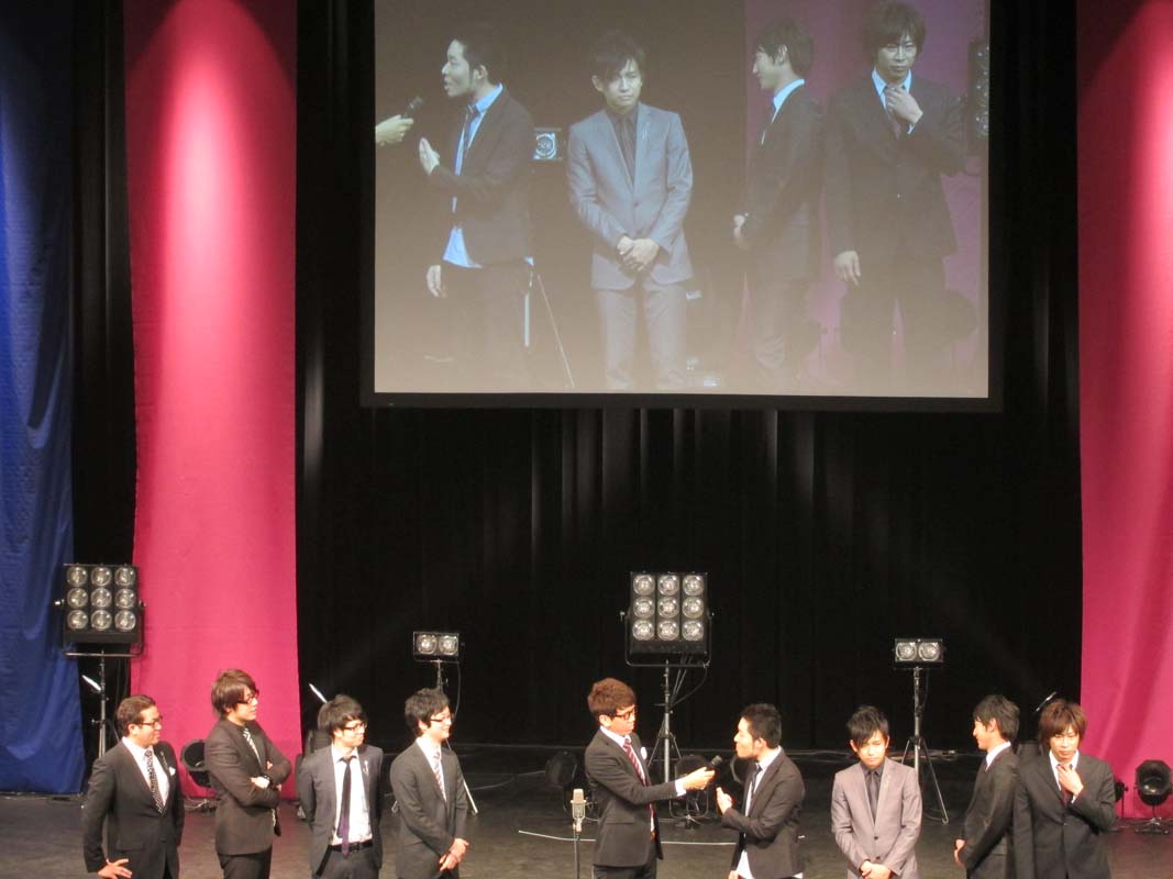 「雑学バトル!!」では、ある1人を除いた7人から次々飛び出す雑学に観客も歓声。