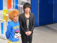 カナリアは漫才を披露。