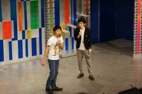 「ヨシモト∞ホール世界一への挑戦」イベント第1部のMCを務めたしずる。