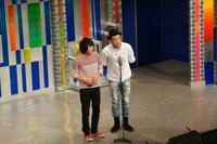 ネタを披露するオバアチャン。