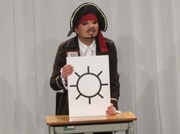 フリーのバターナイフ刑事は、コント「海賊学校」を披露。