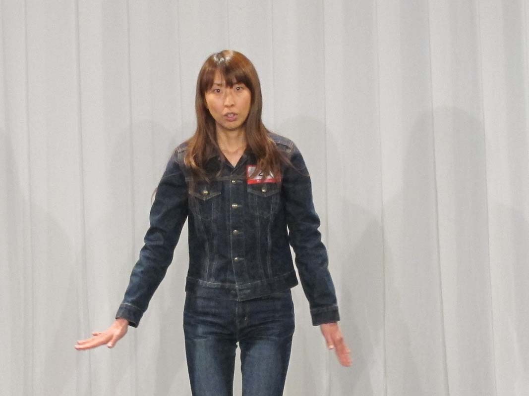全身デニムで登場した新田かえで。