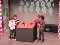 なぞのもぐらたたきゲーム。普通の赤ちゃんと角の生えた赤ちゃんを見分けないといけない。