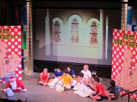 「あわてんぼうのサンタクロース」コーナー。正月近くにやってきたサンタをからかう子供たち。