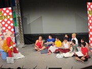 怒ったサンタは大喜利を要求。しかし面白い答えを出された場合は自らを傷つけ、全員驚愕。