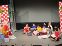 怒ったサンタは大喜利を要求。しかし面白い答えを出された場合は自らを傷つけ、全員驚愕。