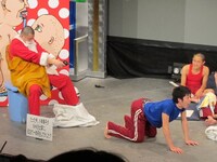 面白い答えを出した池田にご褒美と銃を向けるサンタ。