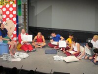 阿部に司会を任せ大喜利に参加し始めたサンタ。