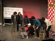 突然ブロキャス吉村が襲われる場面も。