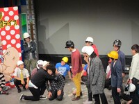 藤田に突然土下座を強要する川島。