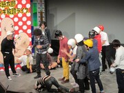 突然蹴られる修司。