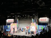 舞台に降り注いだ花吹雪。