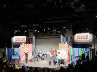 舞台に降り注いだ花吹雪。