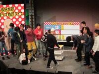 くじの入っていないくじ引きにいきなり惑わされた出演者。少しふざけた小堀は先輩にもかかわらず蹴られる。