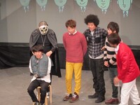 「渋谷砂人パーク」の謎のコーナー「首デニム」。