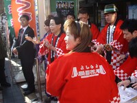 振る舞い酒の様子。