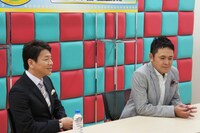 会見の様子。有田（右）が「この番組を機に交友関係が広がるかも知れない」と前向きな様子を見せる一方、MCの上田は「僕は一匹狼的な感じで浮くと思います」と危惧していた。