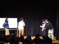 記者会見に現れた「山と渓谷」と「リベンジ」の記者。