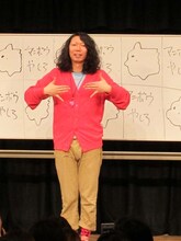 マンボウやしろのポーズでファンも記念撮影。