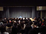 ファンの前で床に座り、しっかりと頭を下げたマンボウやしろ。ファンも拍手で祝福。