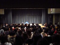 ファンの前で床に座り、しっかりと頭を下げたマンボウやしろ。ファンも拍手で祝福。