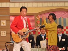 すっちーと新喜劇の松浦真也は吉本社員に見てもらおうとネタの新喜劇あるあるを披露。「Mr.オクレは歩いているとき音しない」などに内場らも爆笑。