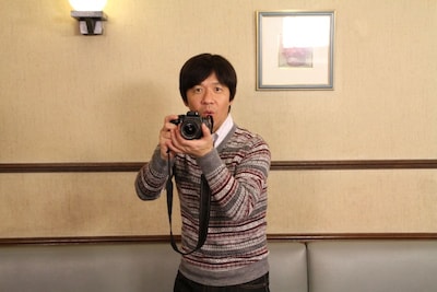 BeeTVでスタートする新番組「内村写真部」に出演する内村光良。(c)BeeTV