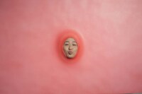 1月7日（土）13時から東京・原宿アストロビジョンにてCMデビュー記念イベントを行うトミドコロの親友・口内炎さん。写真はキス顔をする口内炎さん。