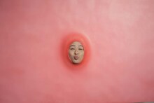 1月7日（土）13時から東京・原宿アストロビジョンにてCMデビュー記念イベントを行うトミドコロの親友・口内炎さん。写真はキス顔をする口内炎さん。