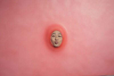 1月7日（土）13時から東京・原宿アストロビジョンにてCMデビュー記念イベントを行うトミドコロの親友・口内炎さん。写真はキス顔をする口内炎さん。