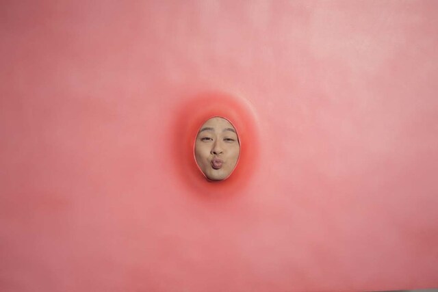 1月7日（土）13時から東京・原宿アストロビジョンにてCMデビュー記念イベントを行うトミドコロの親友・口内炎さん。写真はキス顔をする口内炎さん。