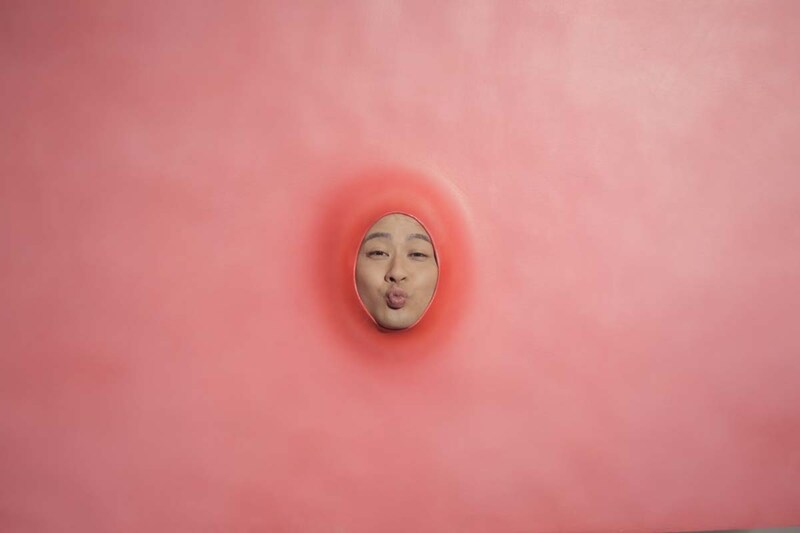 1月7日（土）13時から東京・原宿アストロビジョンにてCMデビュー記念イベントを行うトミドコロの親友・口内炎さん。写真はキス顔をする口内炎さん。