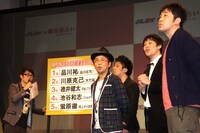 「よしもと芸人ランキングTOP5」の発表にリアクションを見せる芸人たち。