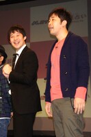 佐久間一行とあべこうじ（左から）。