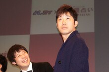「2012年超運ランキング」で99位という結果を告げられ、なんともいえない表情を浮かべるあべこうじ（右）と、のぞきこむ佐久間一行（左）。