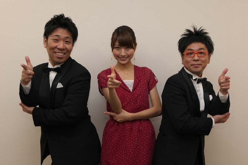 「THE MANZAI 2011」優勝のご褒美として新番組「ミタパンブー」にレギュラー出演するパンクブーブーと、三田友梨佳フジテレビアナウンサー（中央）。