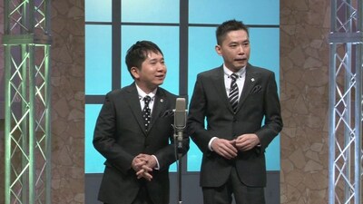 DVD「2012年度版 漫才 爆笑問題のツーショット～2011年総決算～」でノンストップ漫才を繰り広げる爆笑問題。