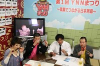 全国各地の名産品を試食する木村たち。(c)吉本興業