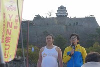 YNNまつりは丸亀城から2人でお届け。(c)吉本興業