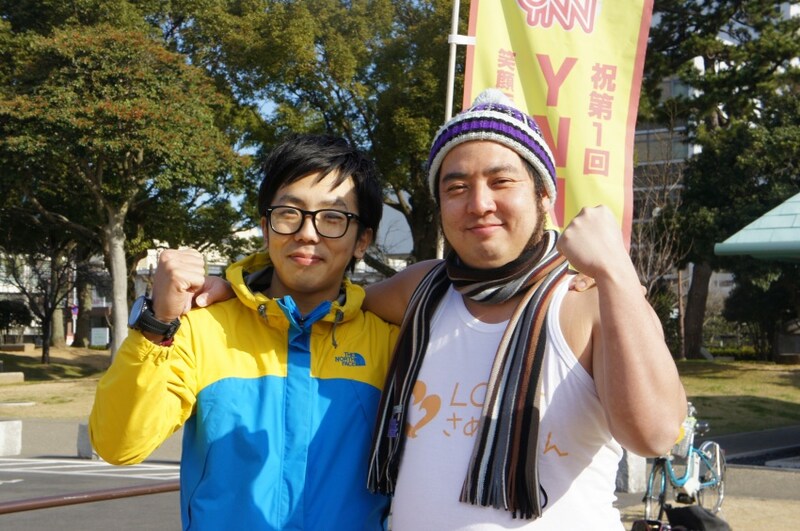 香川県の2代目住みます芸人になった梶剛（左）と、初代のどさけん（右）。(c)吉本興業