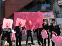 森下仁丹のメディケアシリーズ口内炎・口角炎治療薬「デンタルクリーム」CMデビューイベントを行った口内炎さんと仲間のカミナリ、マントフフ。