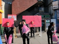 口内炎さんのためにバッグを配るトミドコロ。