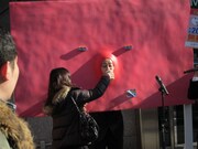 心優しい女性からコーヒーの差し入れを受けた口内炎さん。この後はもちろん「熱い！」のくだりが。