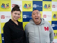 「『太田プロエンタメ学院名古屋校』入学説明会!? ～公開模擬授業『お笑い講座』モノマネもあるよ～」に特別講師として登場した松村邦洋と、司会の高松知美。(c)太田プロダクション